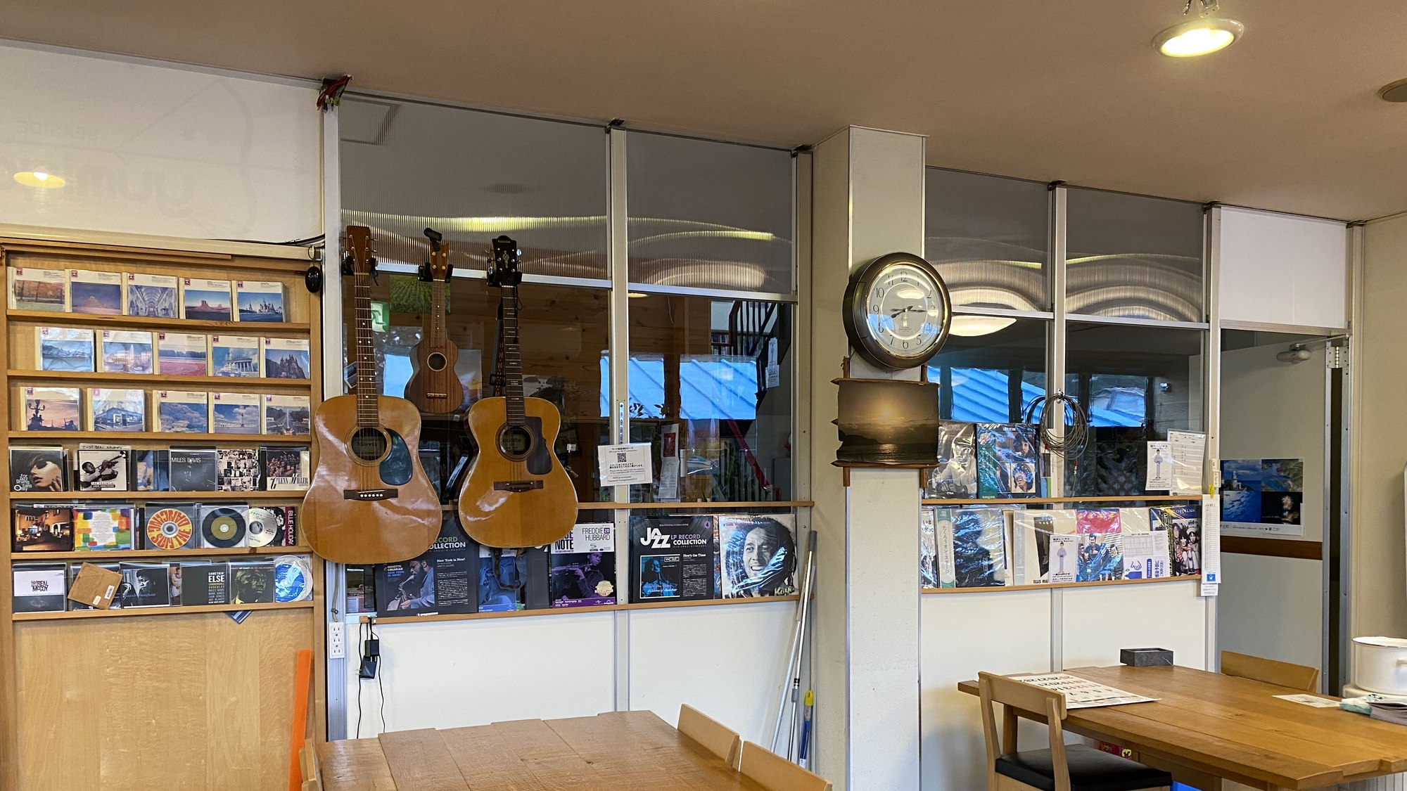・【食堂】音楽好きにはたまらない。ギターやレコード、CDが彩る空間です