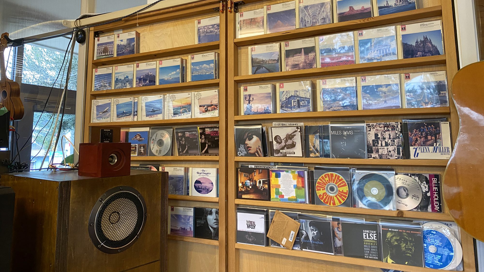 ・【食堂】LPレコード約400枚、クラシックCD約90枚。多彩な音楽をご用意しています