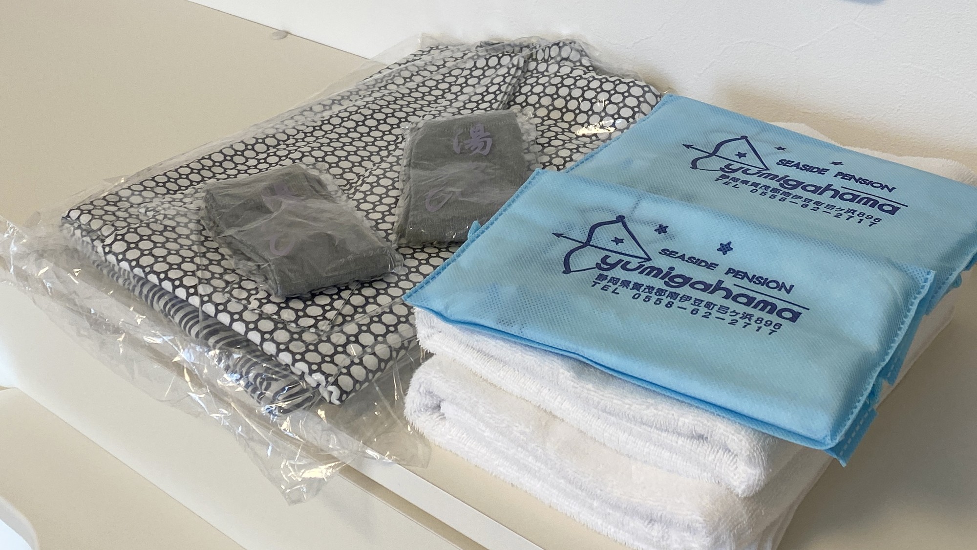 ・【アメニティ】お部屋にはタオルや歯磨きセットをご用意しています