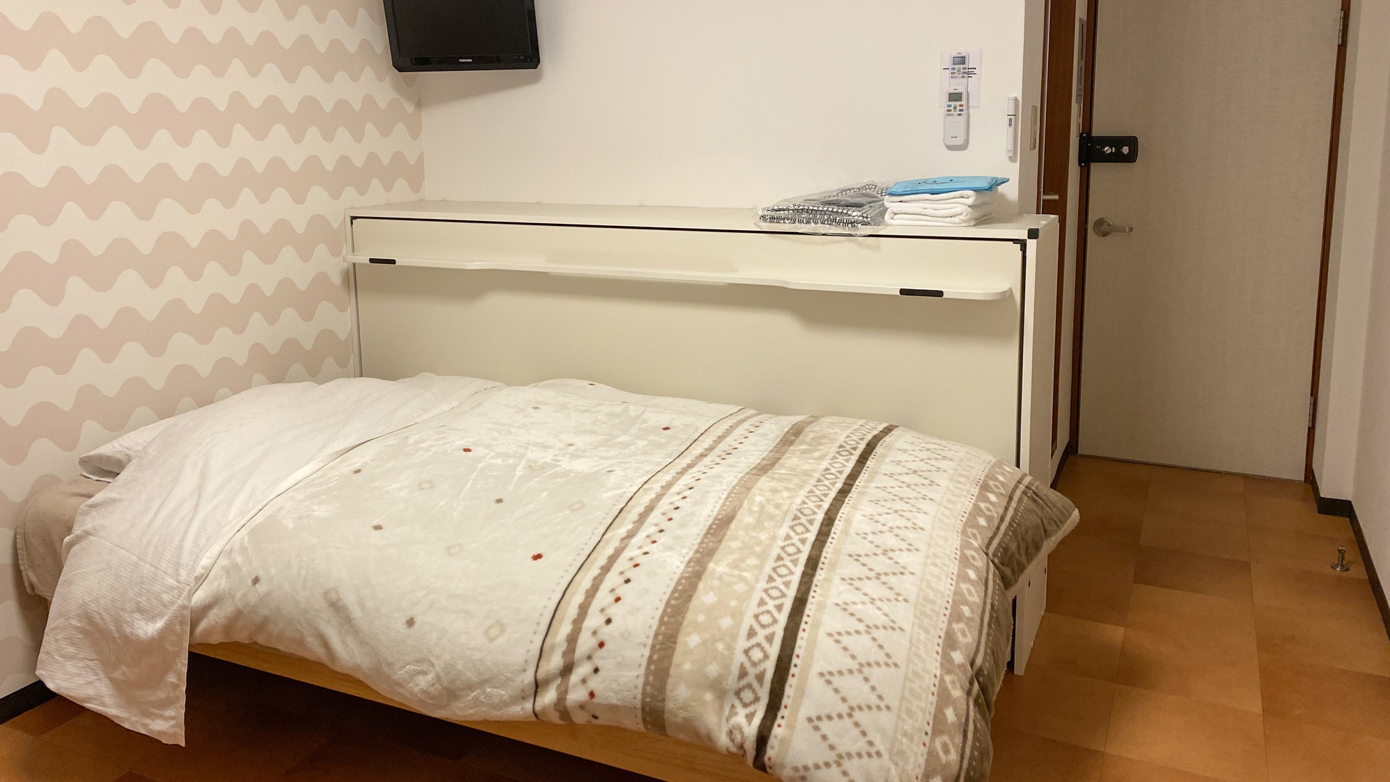 ・【客室】小型テレビとエアコン完備。快適な洋室ツインルームで寛ぎを