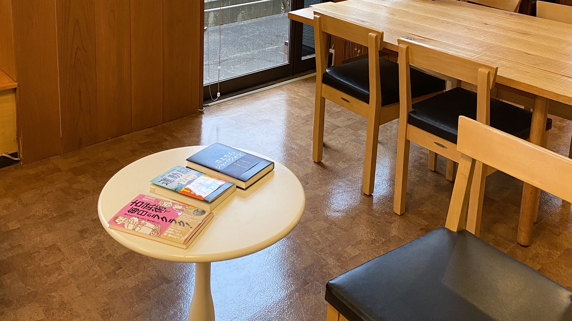 ・【食堂】知的好奇心をくすぐる本を厳選。ご自由に読書をお楽しみください。