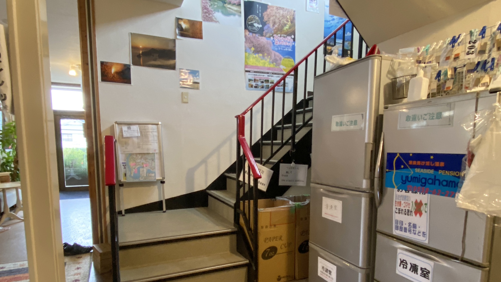 ・【館内】階段横に便利な冷蔵庫。冷凍・野菜室も使えて長期滞在も安心