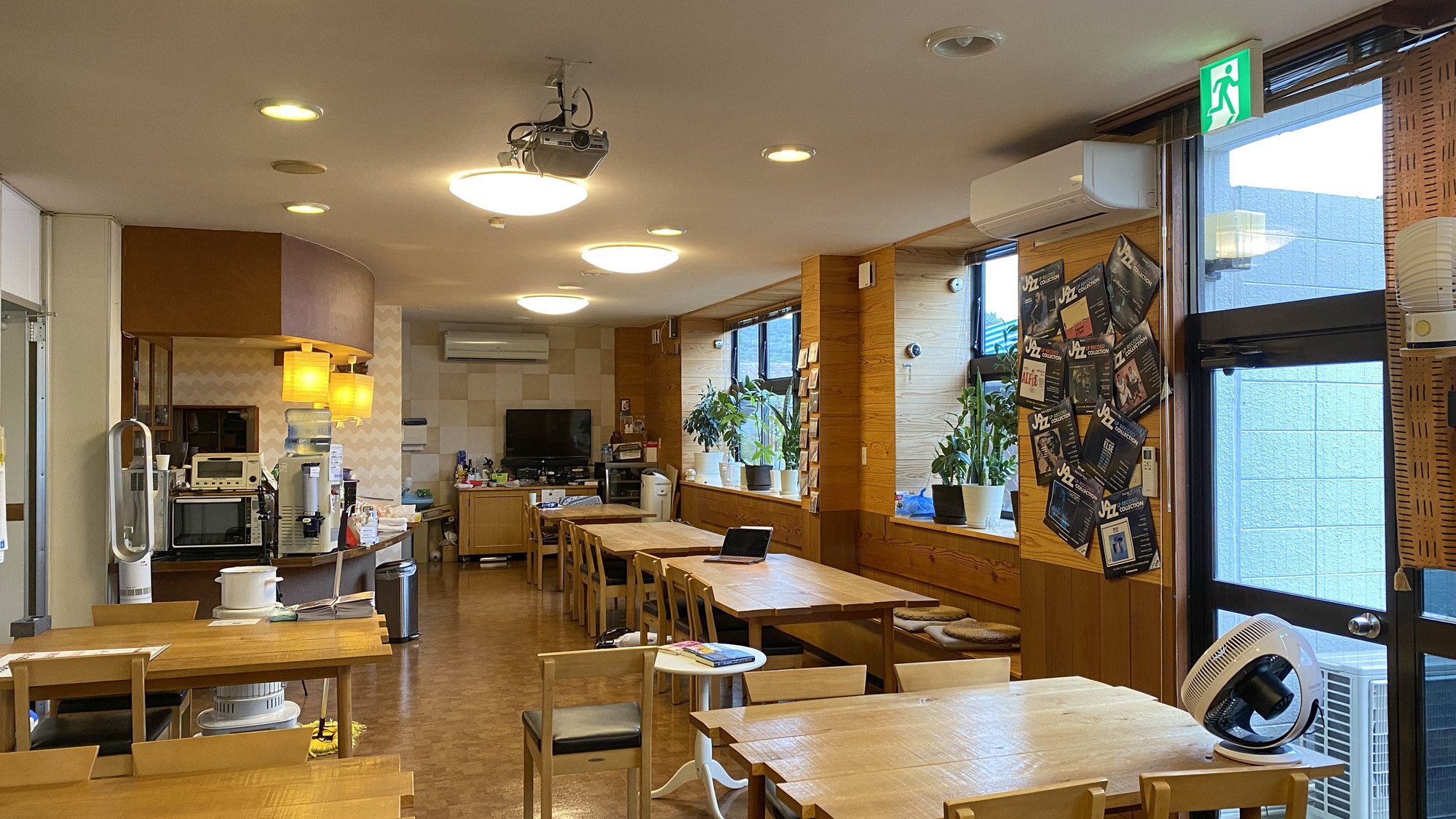 ・【食堂】広々とした空間でグループ利用も快適。皆で楽しいひとときを