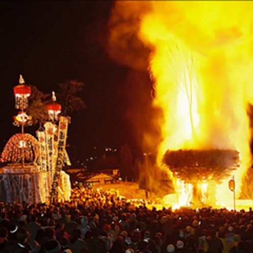 *道祖神祭の特徴でもある火祭りの風景