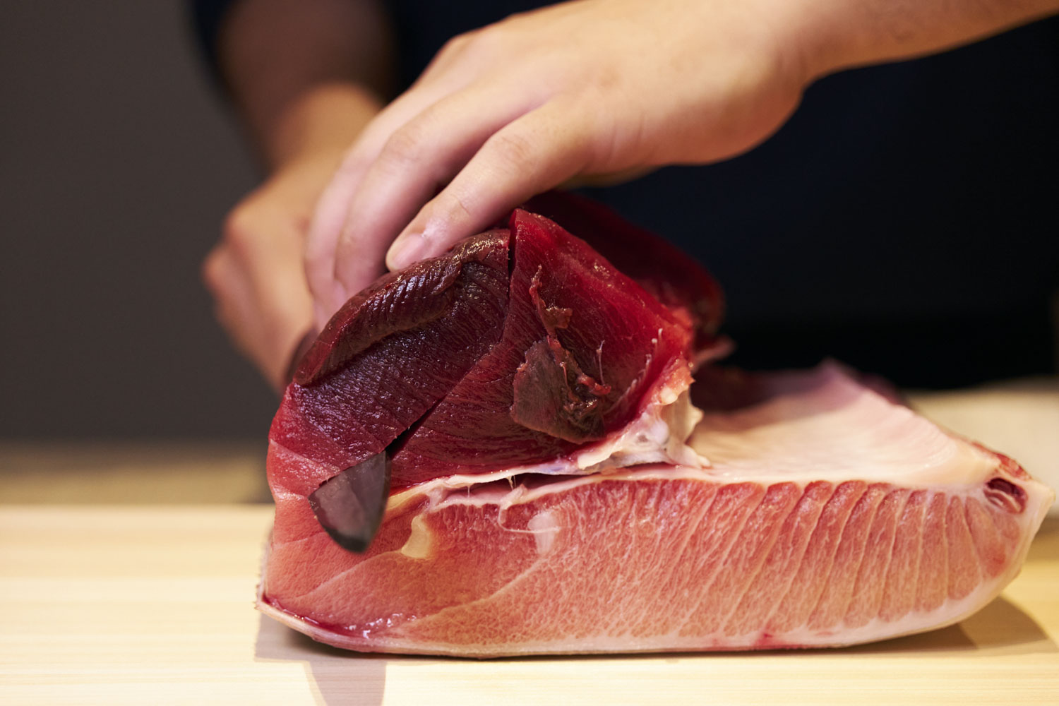 月と鮪 石上(写真 2)
