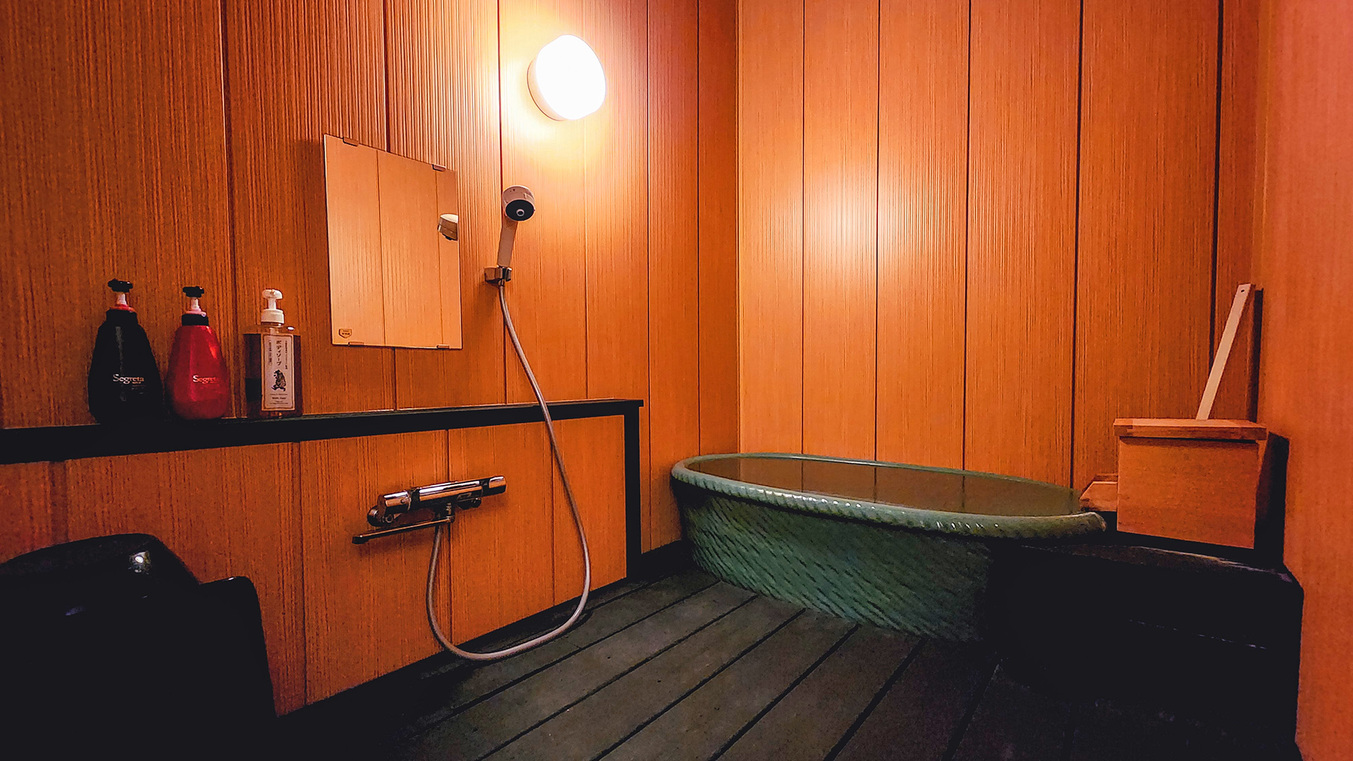 ＃和洋室-ダブル-　客室風呂は温泉を使用した陶器風呂です。