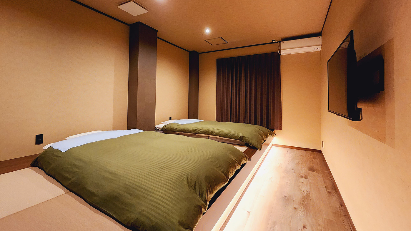 ＃和洋室-２間-　リビング空間と畳の小上がりベッドルームの２間タイプの客室です。