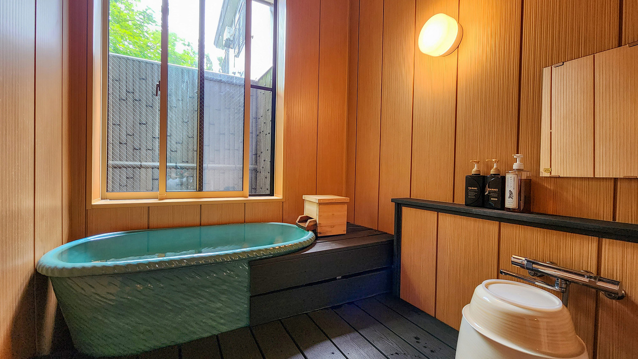 ＃和洋室-２間-　客室風呂は温泉を使用した陶器風呂です。気兼ねなくのんびりと温泉をお楽しみ頂けます。
