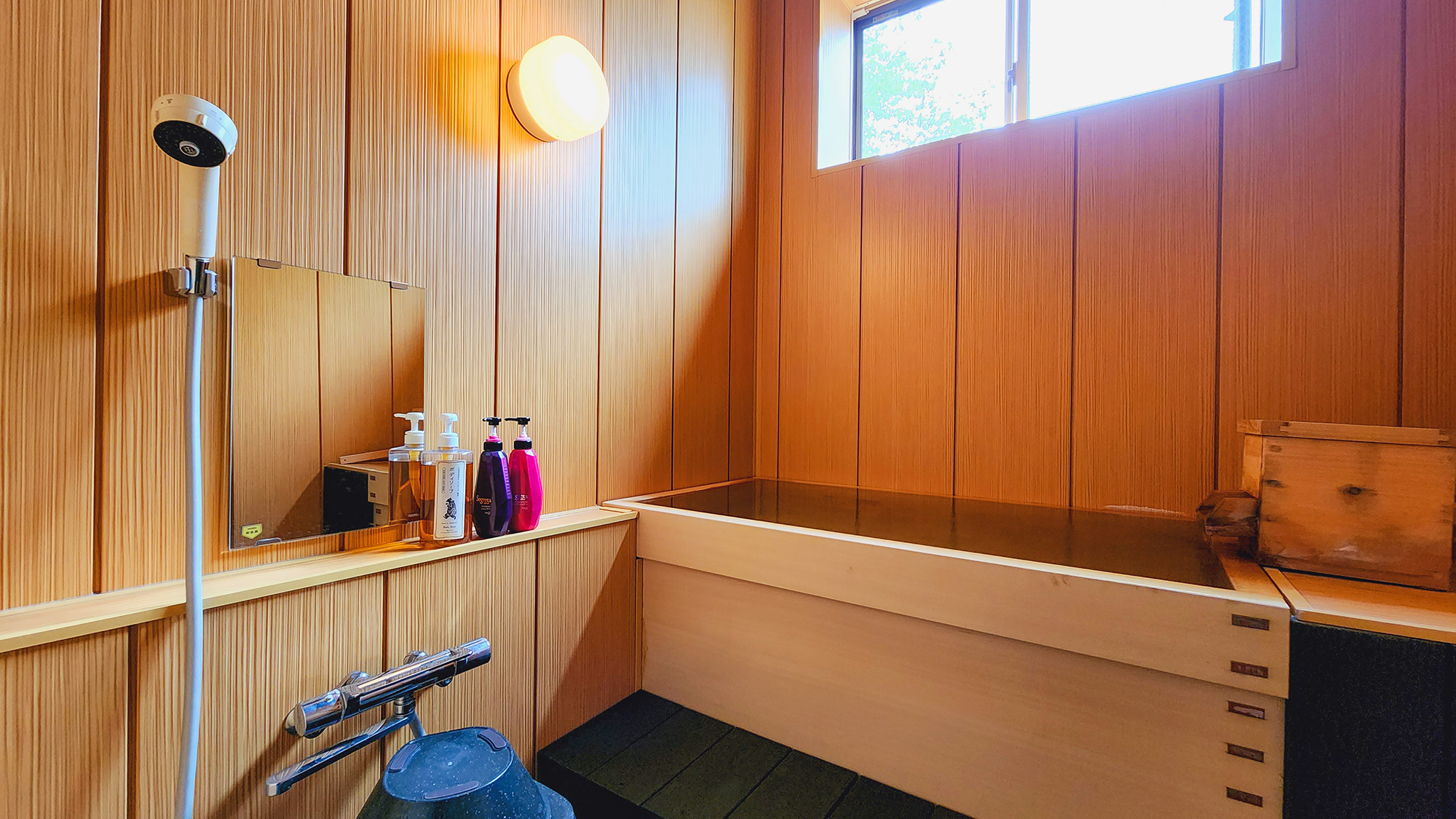 ＃和洋室-13～14畳-　檜の豊かな香りが浴室に広がります。贅沢なリラックスタイムをお楽しみください