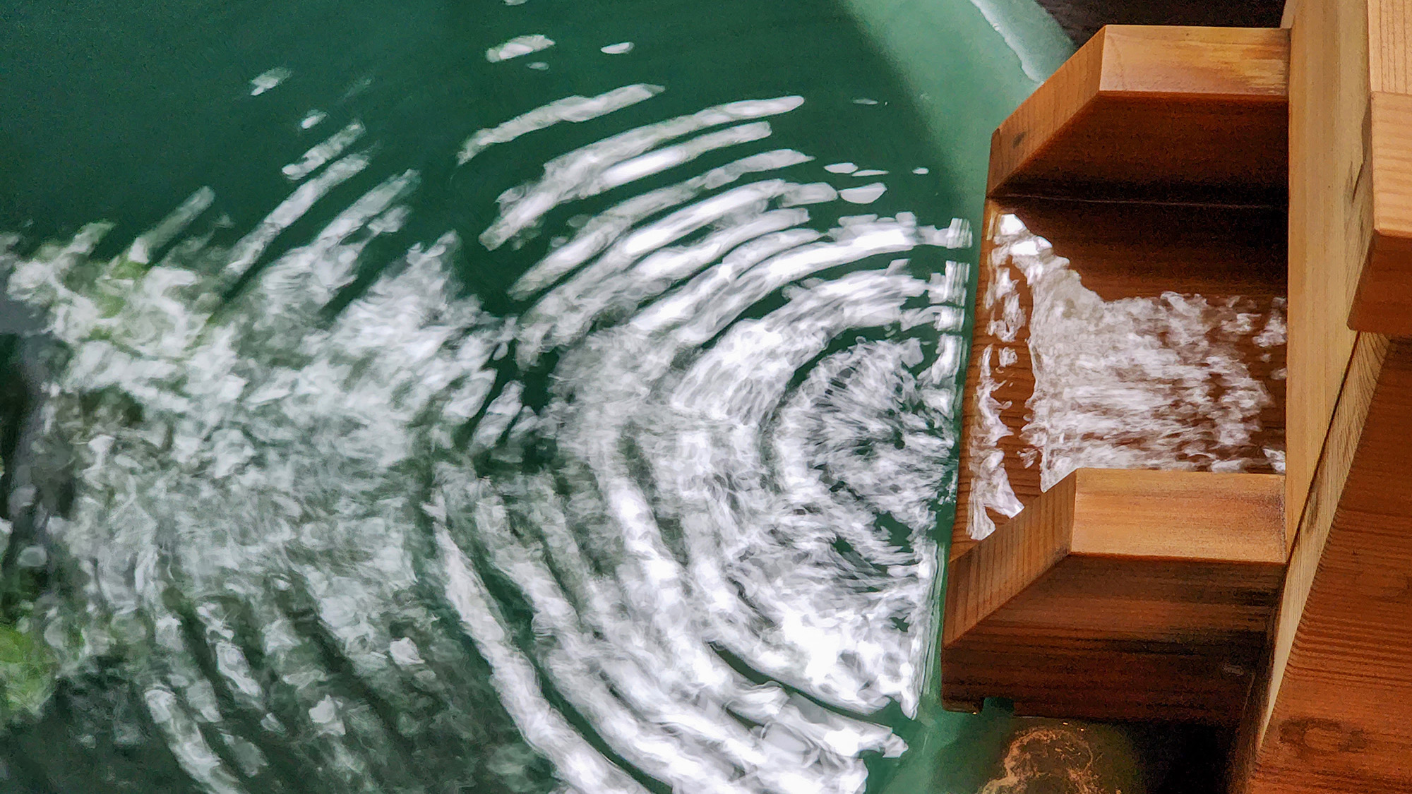 ＃和洋室-２間-　豊富な湯量の湯本温泉は源泉温度も90度程あり、かけ流しの贅沢な温泉をお楽しみ下さい