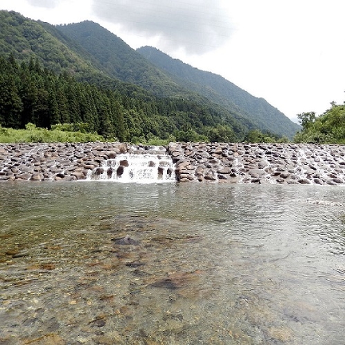 川遊びの盛んな湯沢の川、遊び場のうちの一つ