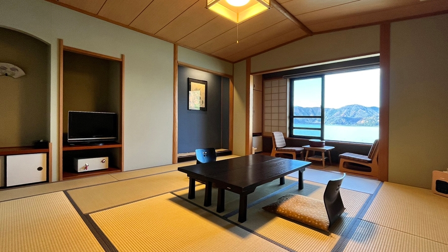 【菖蒲・11.5畳和室】どのお部屋からも三方湖を眺められます