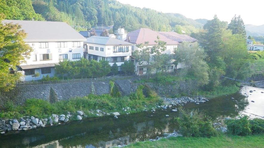 *部屋からの風景/木々や川を望め、自然と隣り合わせの空間をお楽しみいただけます。