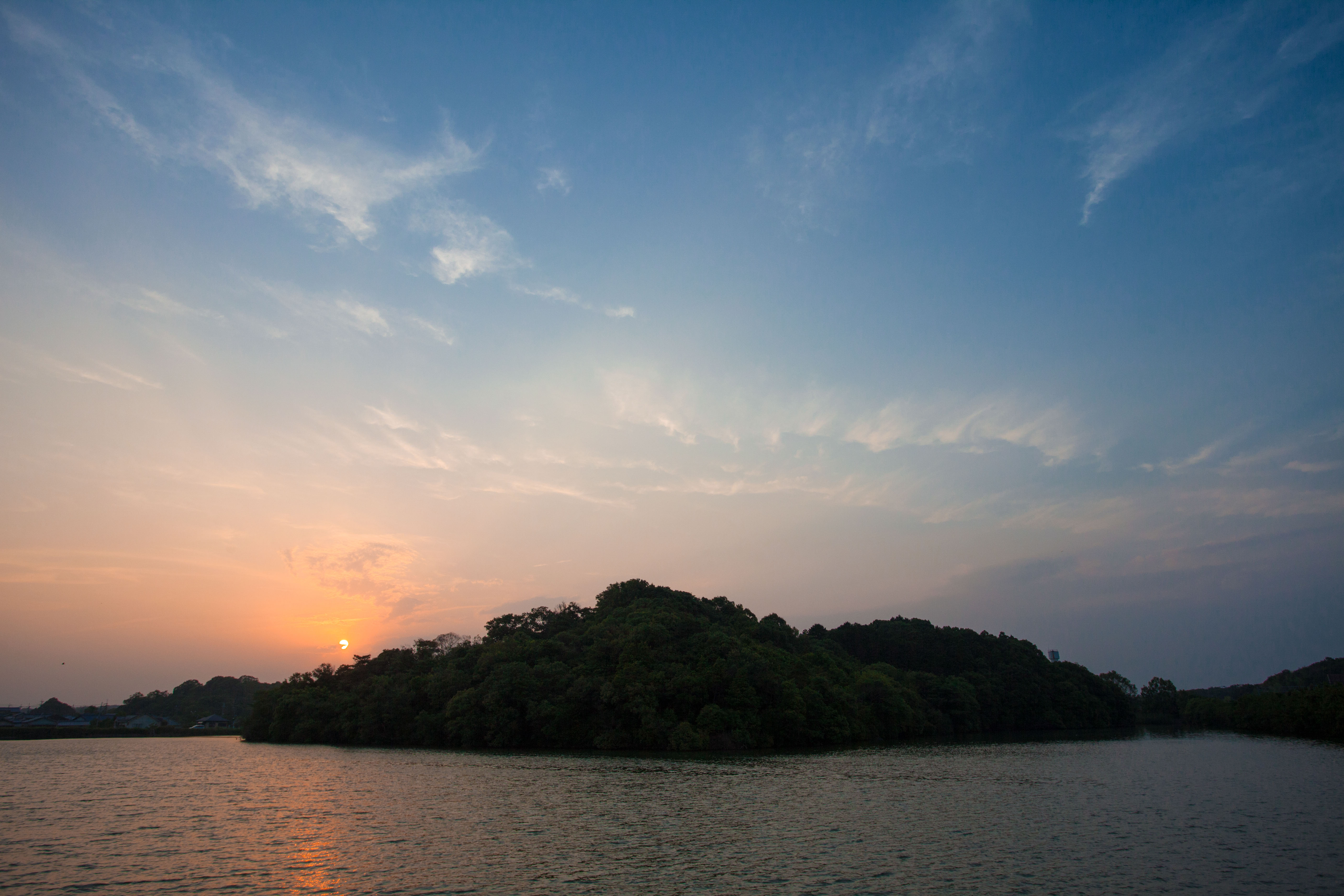 佐紀盾列古墳群（写真は宇和奈辺古墳の夕日）　徒歩約１５分