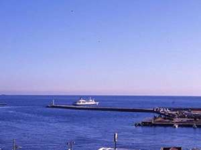 熱海港から初島まで２５分、伊豆大島なら４５分の船旅です。(当館屋上から撮影)