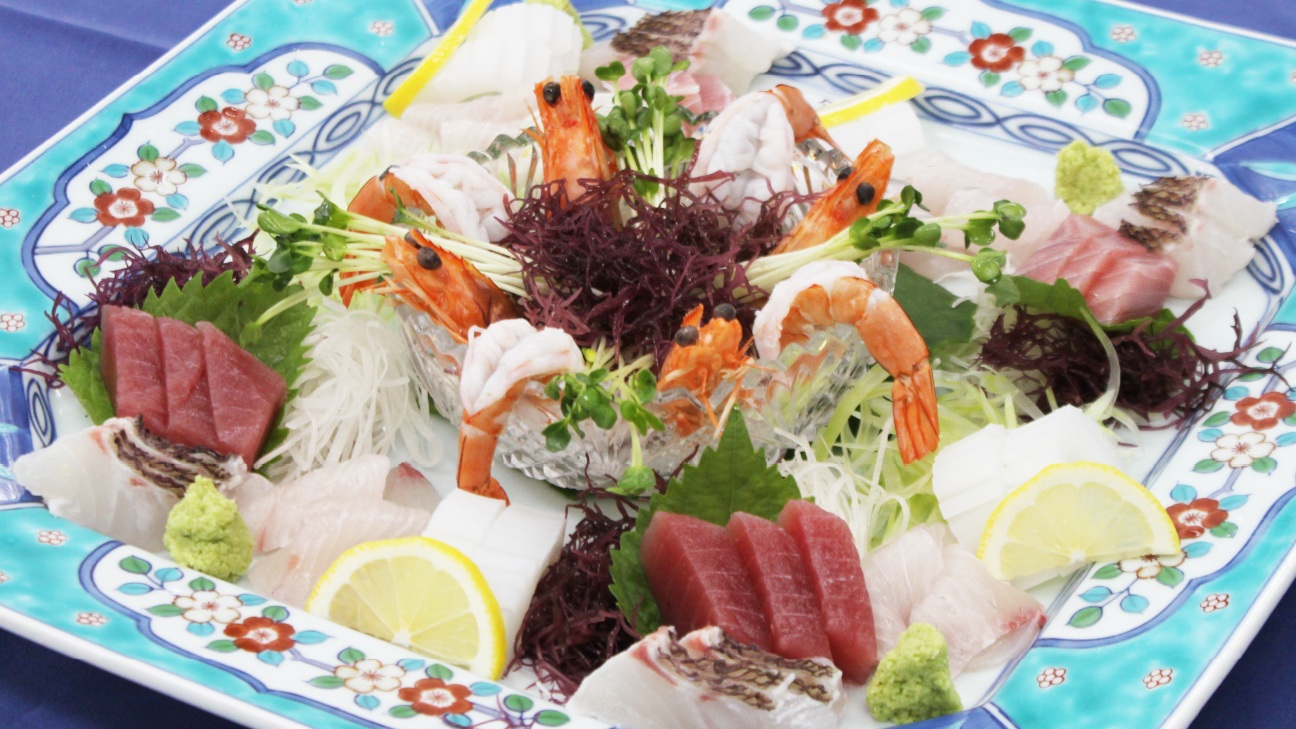 お刺身の盛り合わせを追加でご注文いただけます。(宿泊日の３日前までに要予約/別途料金)