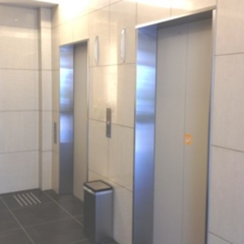 館内エレベーターは２台あります