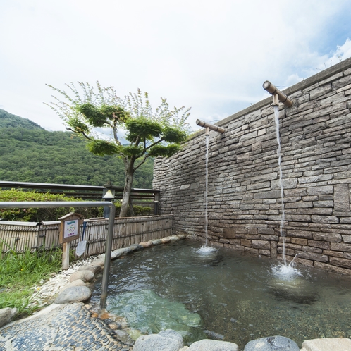 大空の力を感じながら楽しむ打たせ湯