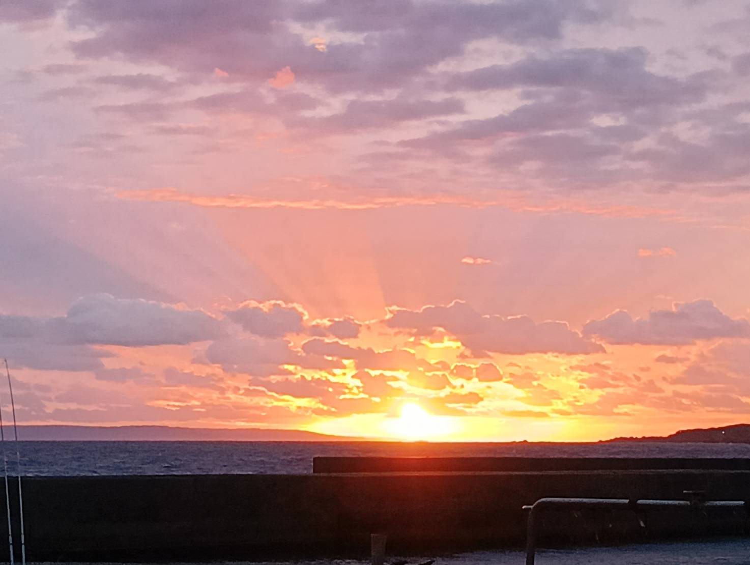 宿の目の前からの朝陽