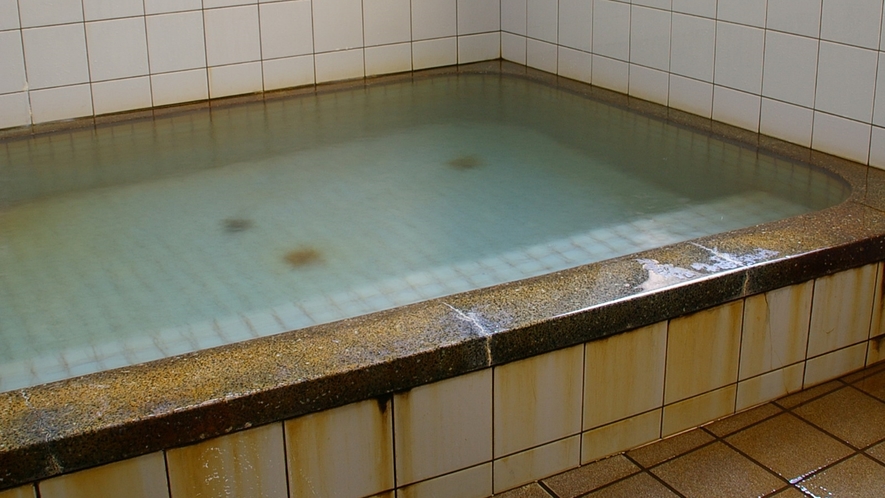 *【男湯】ゆらゆら温泉。ラジウム泉（含芒硝食塩泉）はぽかぽかする保温効果のある温泉です。