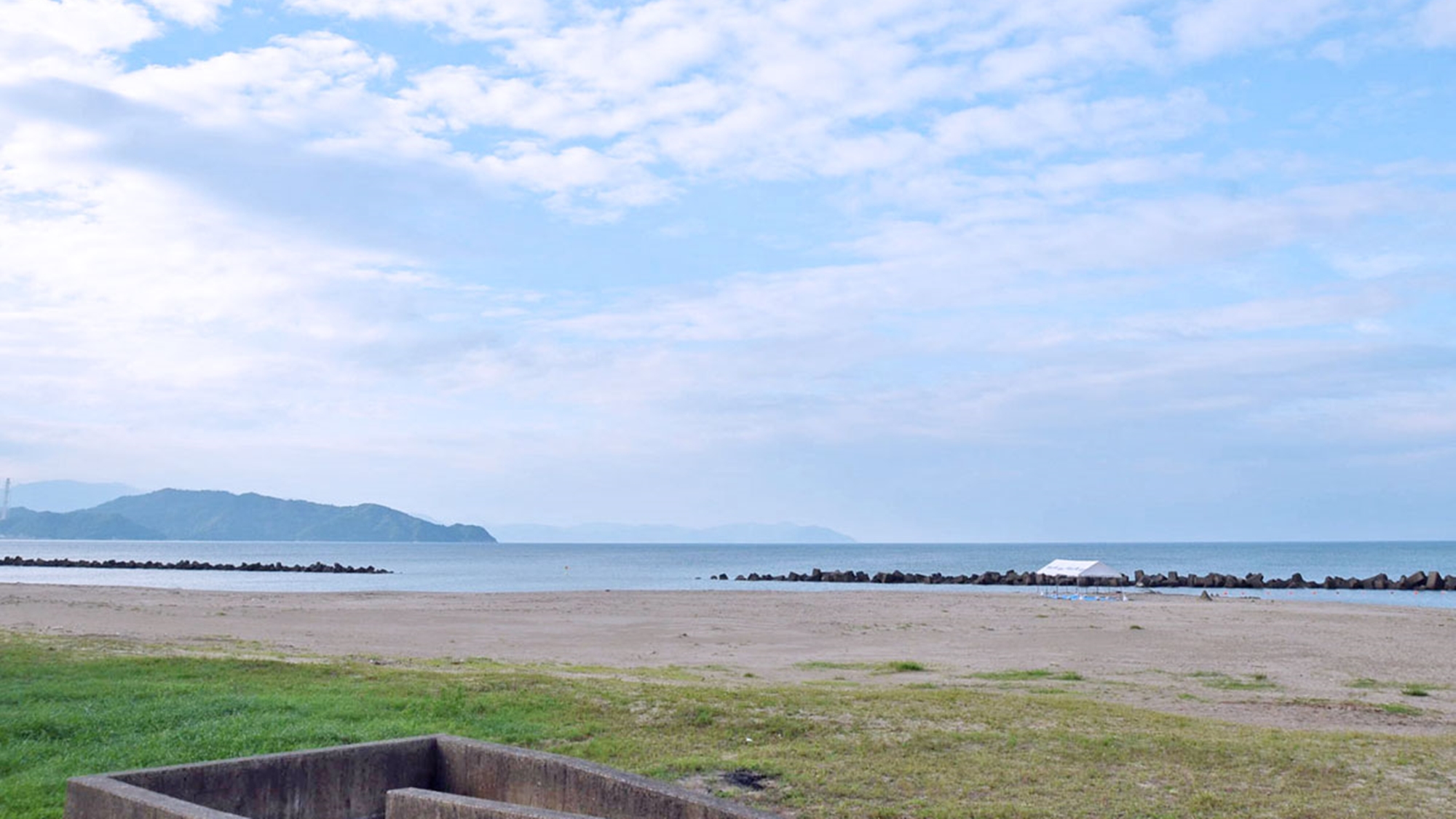 *【丹後由良海水浴場】はすぐ横。水着のままでビーチに直行OK。ビーチ入り口にはシャワーもあります。