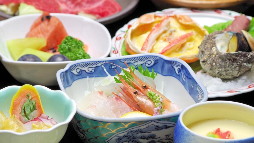 *【食事一例：夏の定番】料理一例。海の幸色々＆黒毛和牛の陶板焼きがついたお料理。価格もお手軽です。