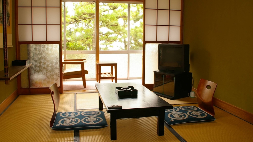 *【客室一例】由良ビーチに面した客室。窓からは風防林の松の木と海が見えます。