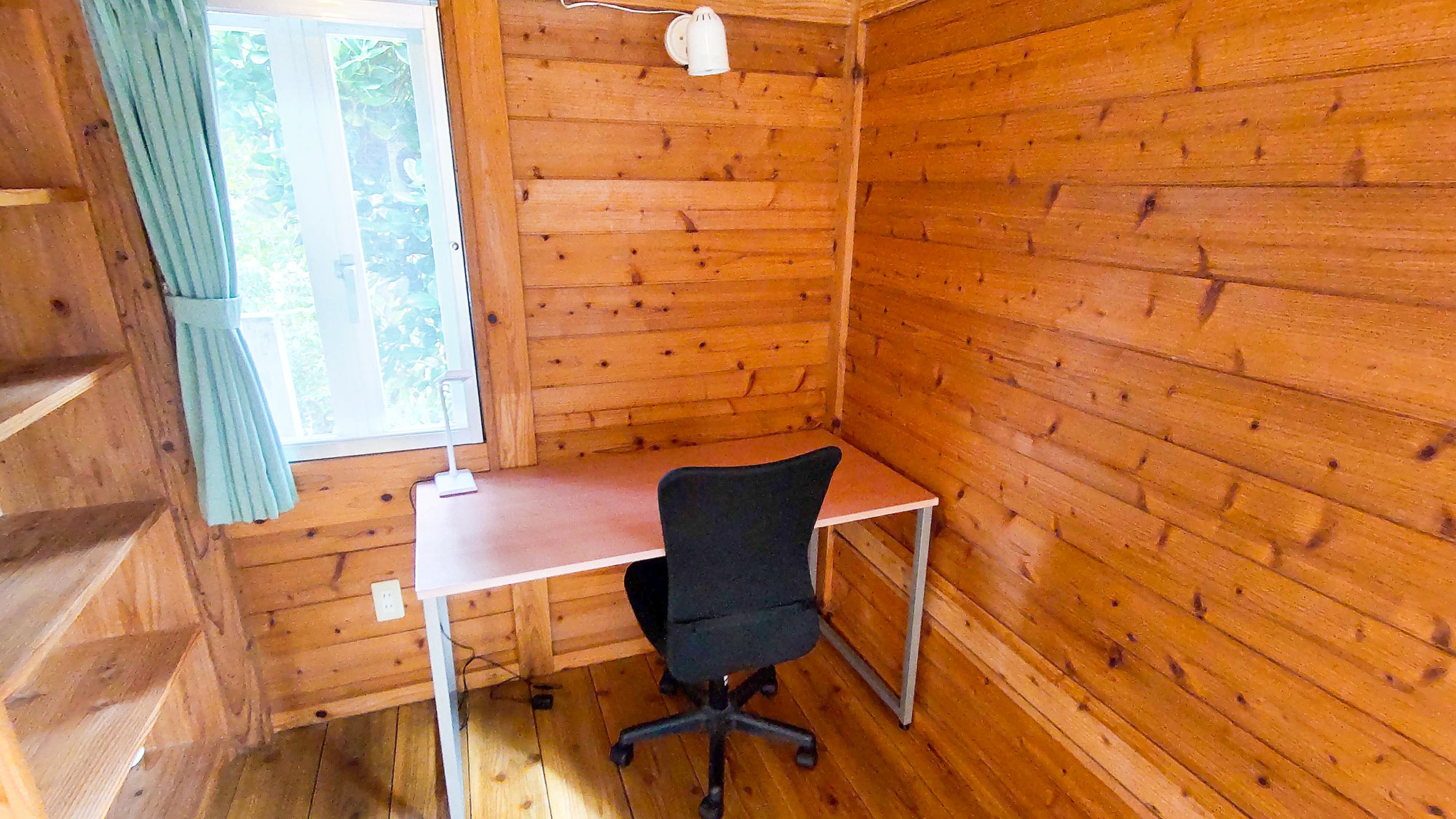 ・【コテージ ツイン】お部屋はベッドや床も木製で居心地が良く、ゆったりと沖縄時間でお過ごし下さい