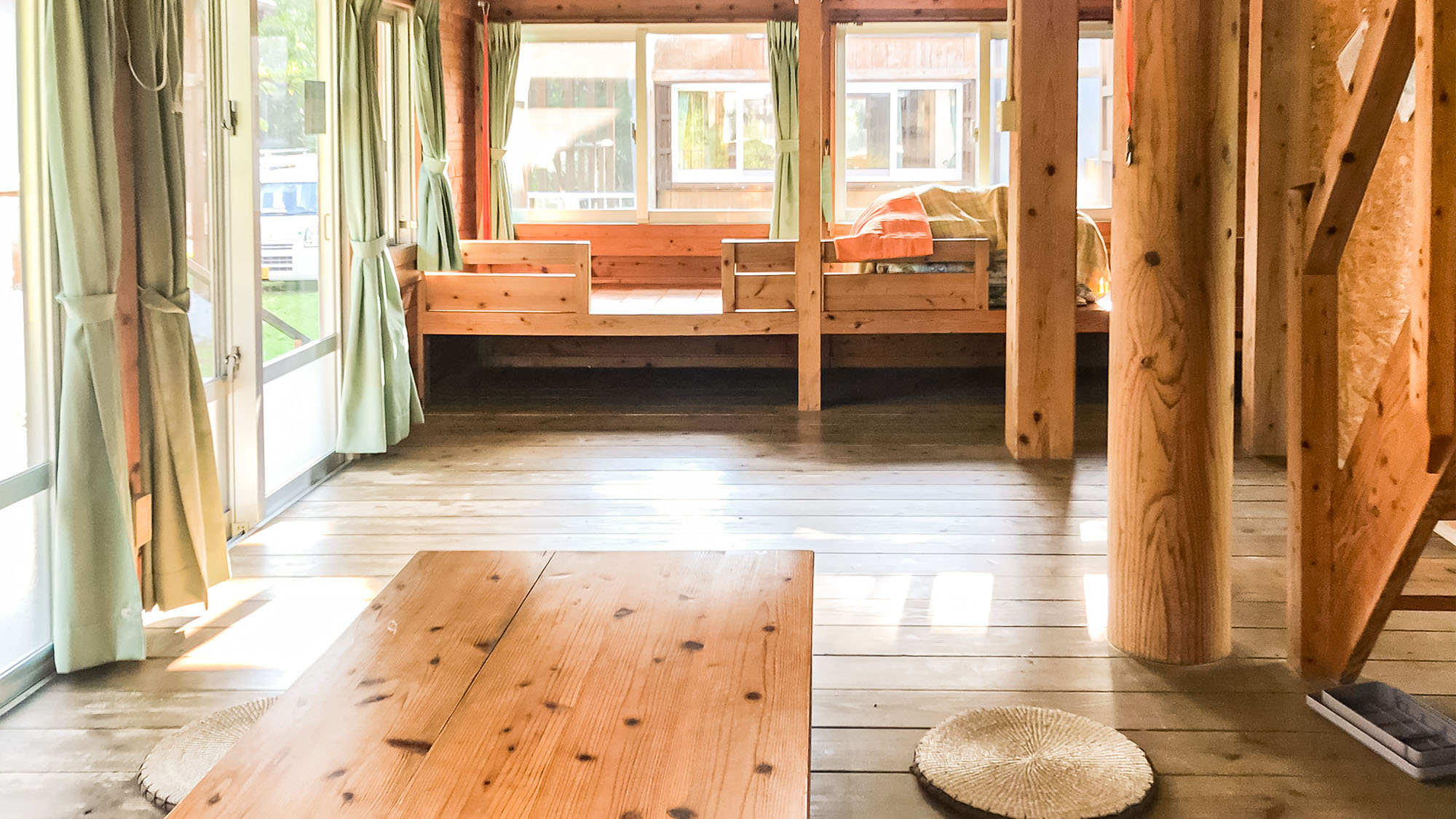 ・＜コテージ＞ベッドや床も木製でお部屋の中も広々しています