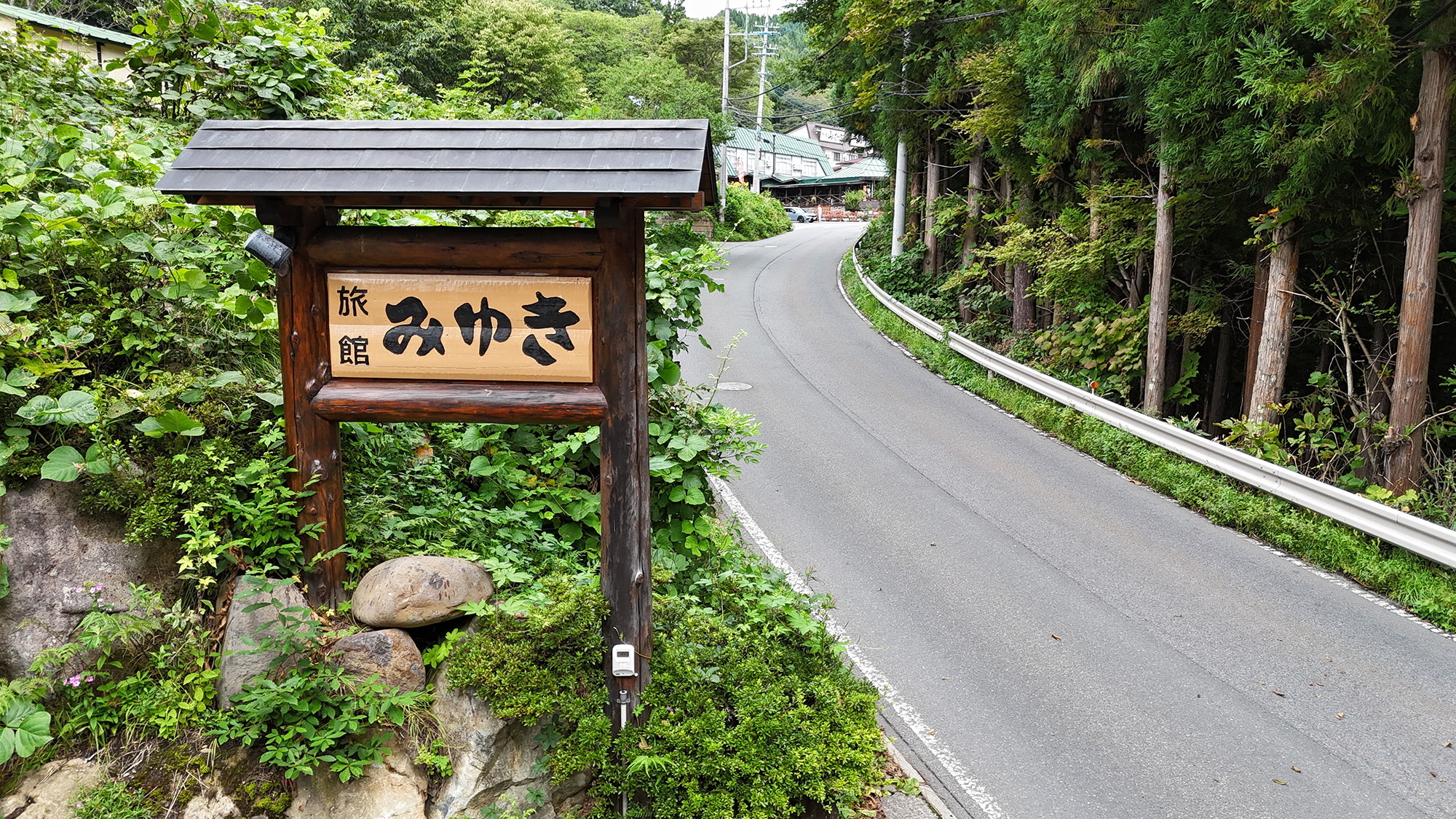 【外観】 駐車場入口