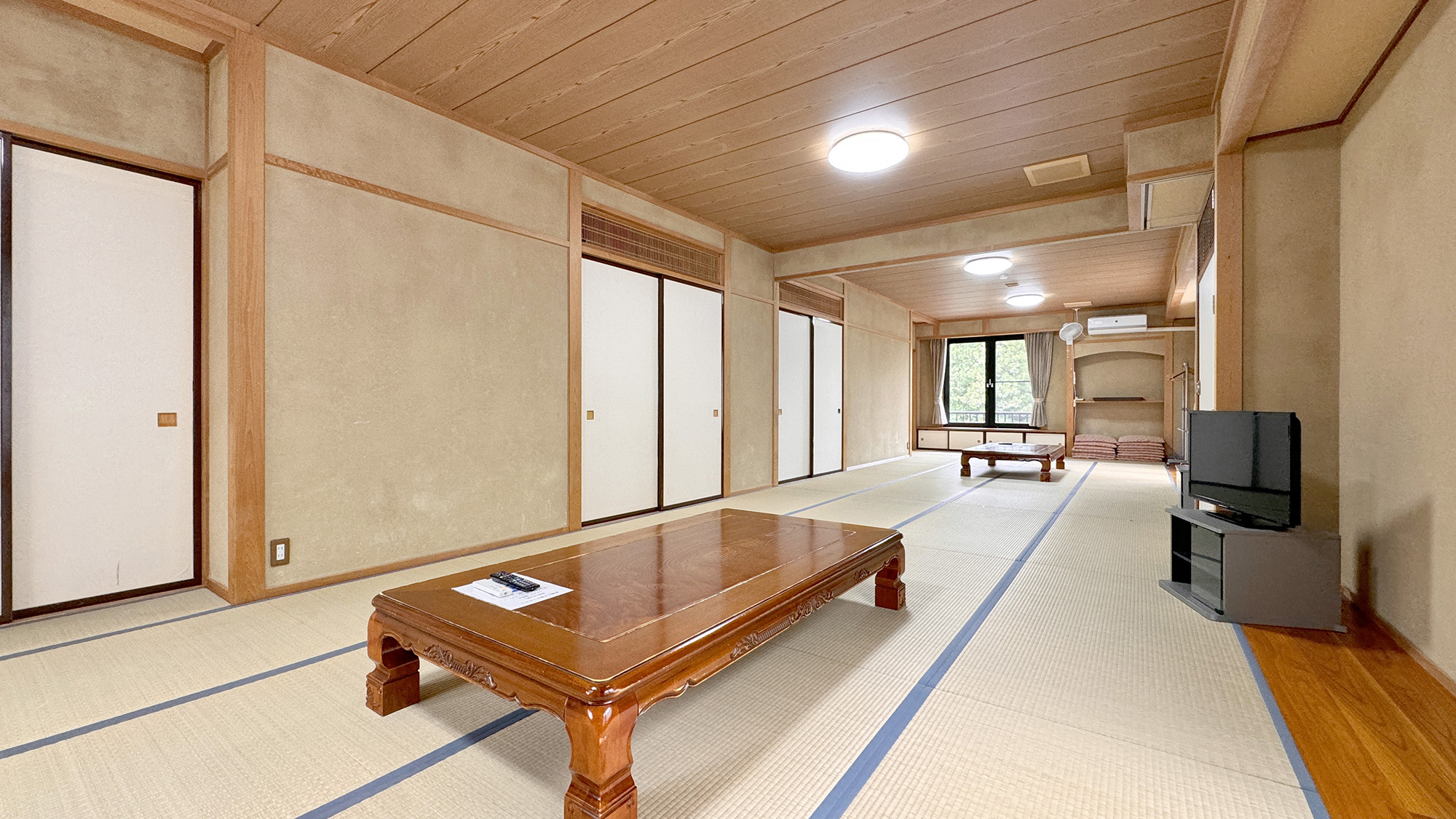 【客室】 和室16畳+16畳