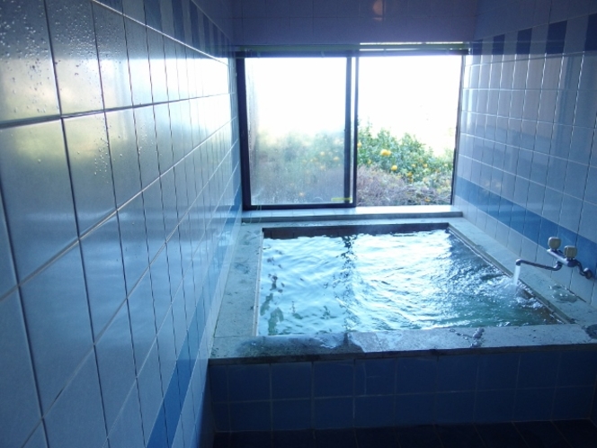 【内風呂】★24時間入浴できる内風呂。窓から海が見えます。