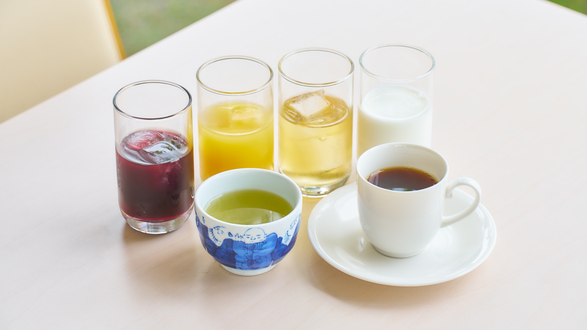 ・【ドリンク】お茶やコーヒー、オレンジジュースなどドリンク各種ご用意しております