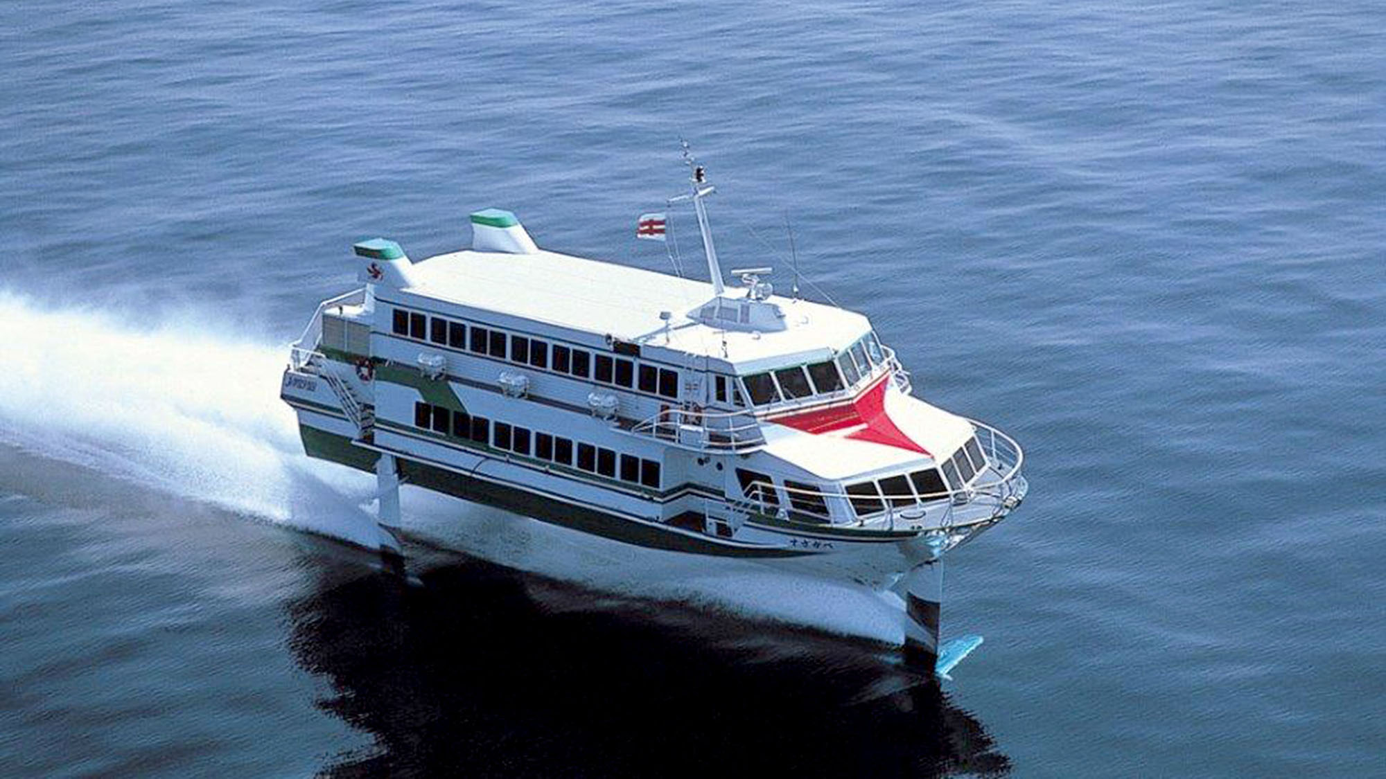 ・高速船で長崎港から約90分、佐世保港から約80分