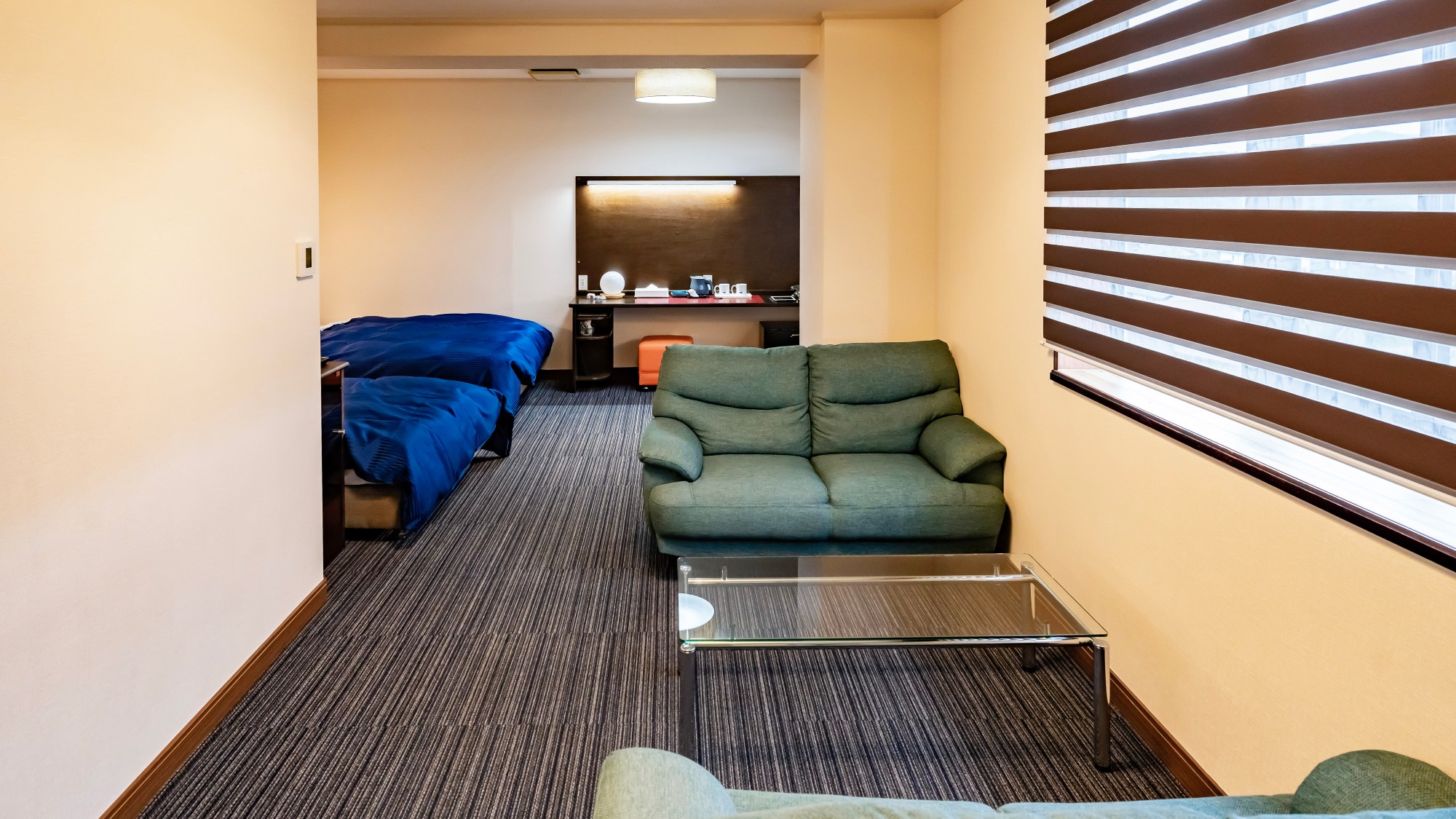 ・【デラックスツイン】大きめのソファーでくつろぎの時間を♪