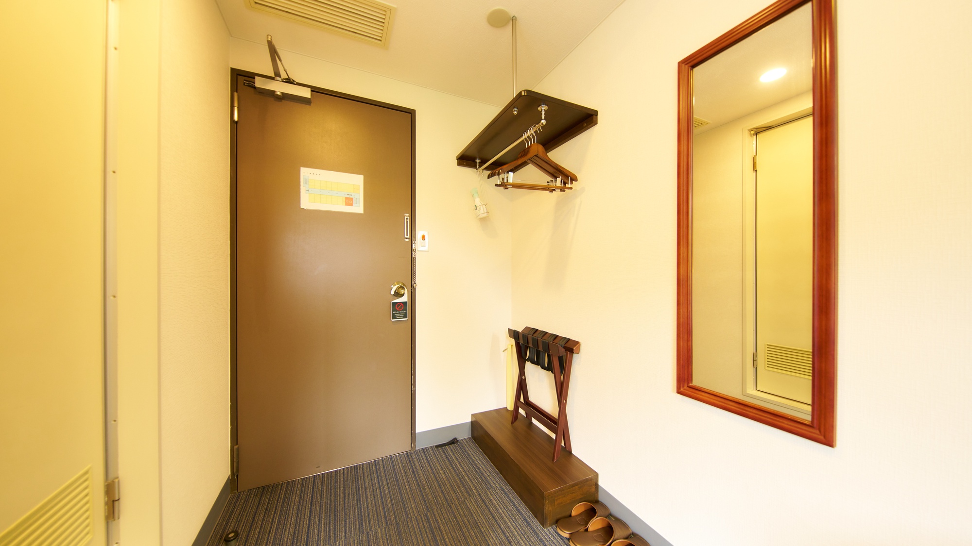 ・【ツイン】お部屋の玄関には姿見をご用意。お出かけ前に身だしなみがチェックできます