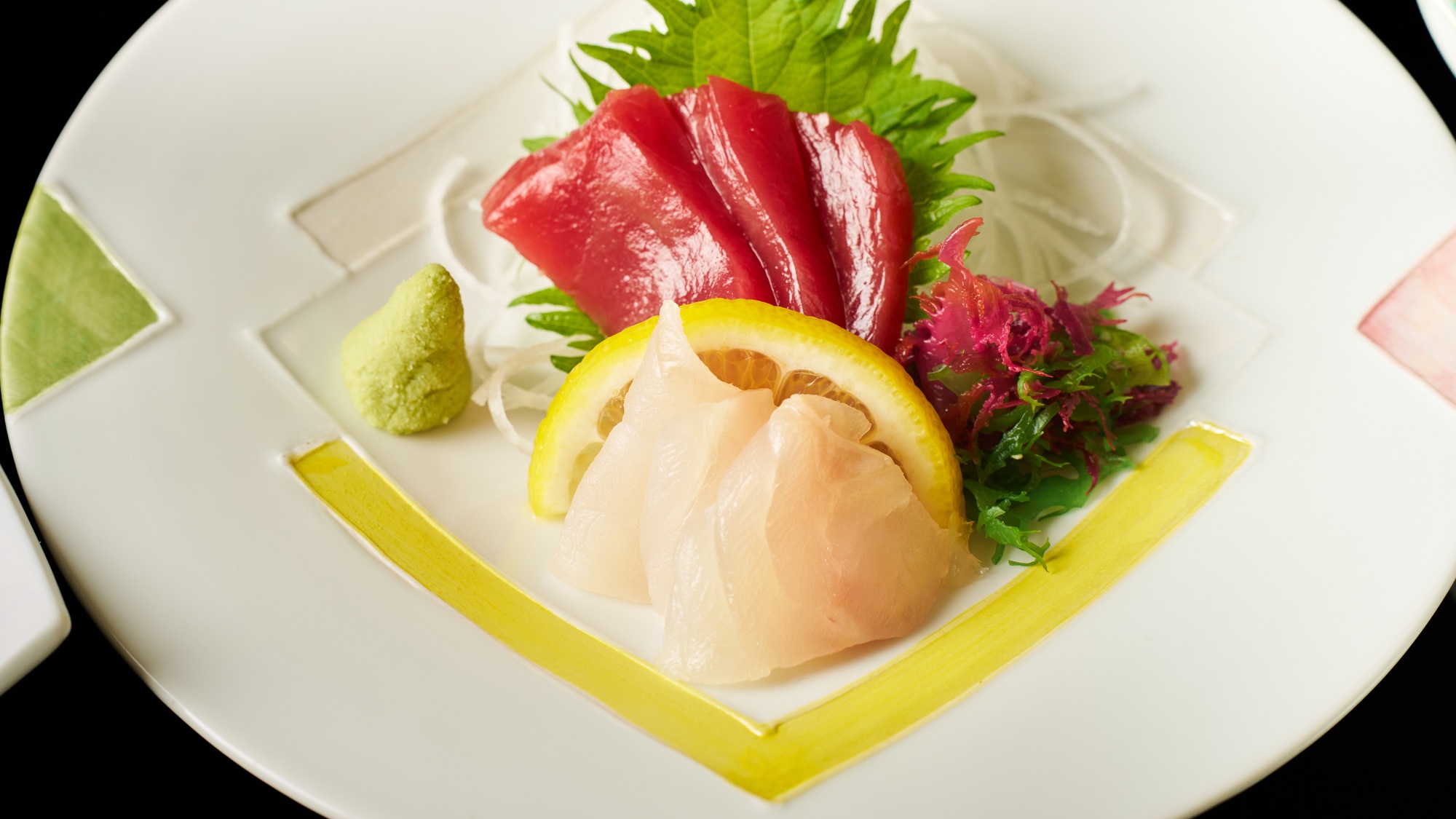 ・【夕食一例】地元の新鮮な魚を使用したお刺身