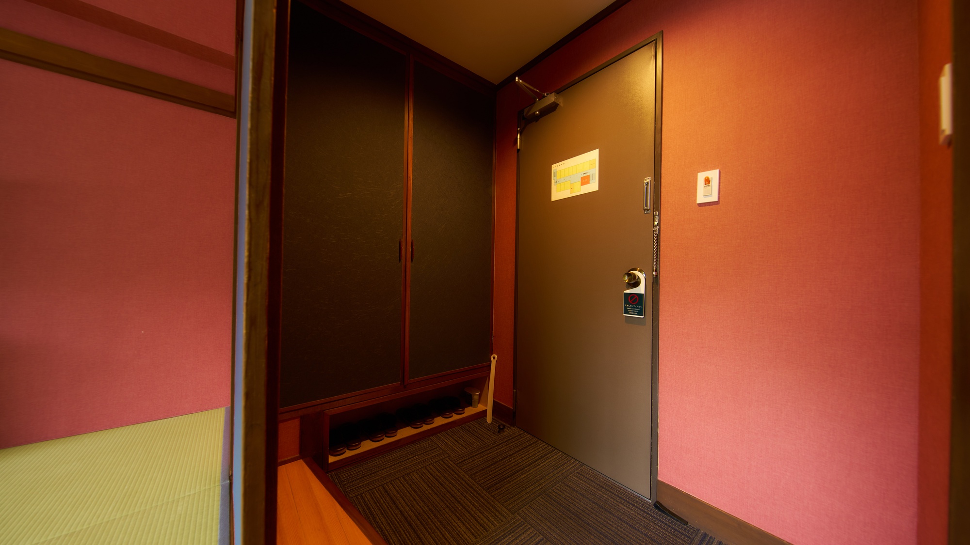 ・【和室12.5畳】和室12.5畳のお部屋入口。赤い壁が目を引くモダンな空間です