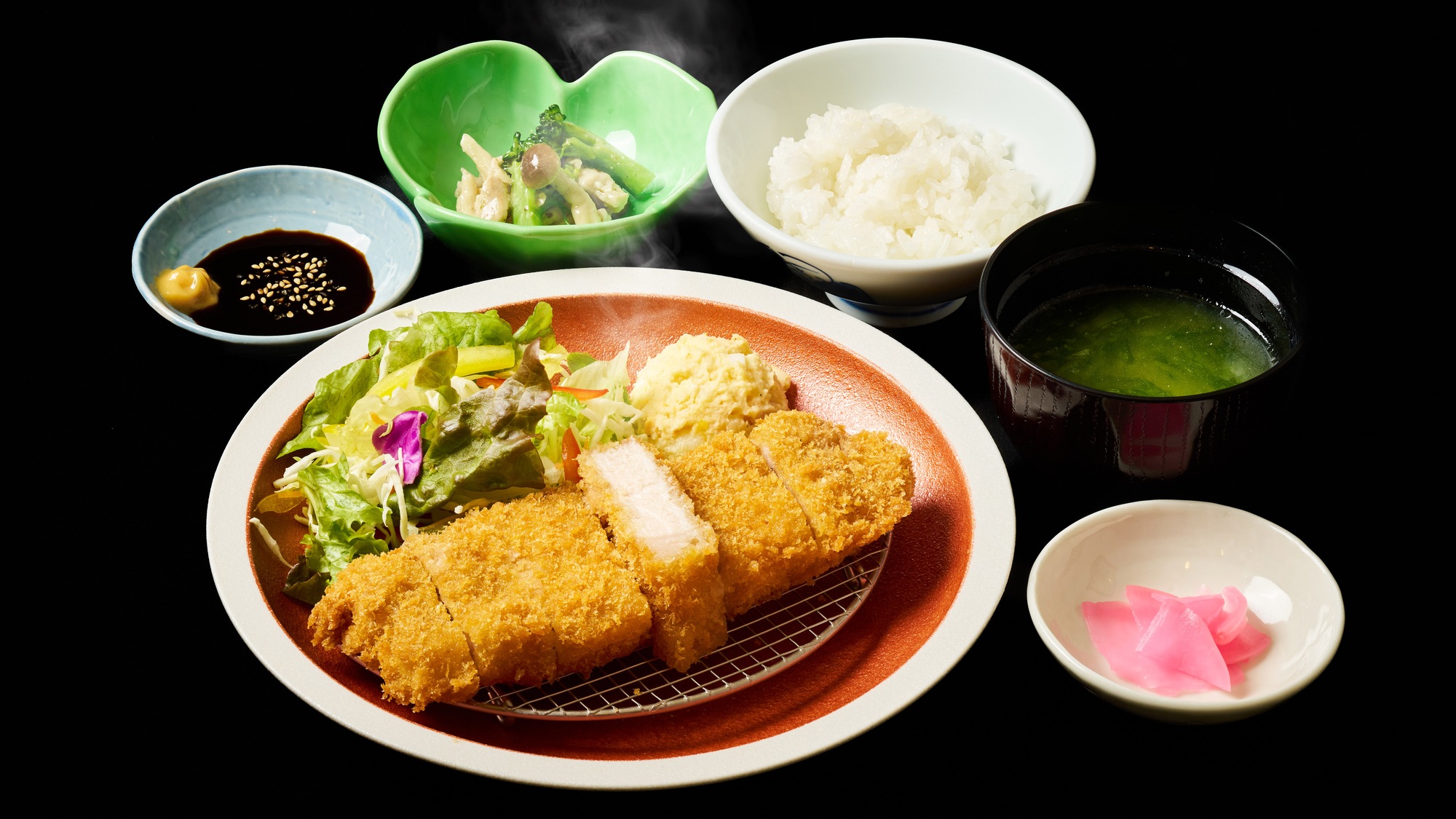 ・【料理一例】地元のブランド豚「五島美豚」を使った美豚かつセット
