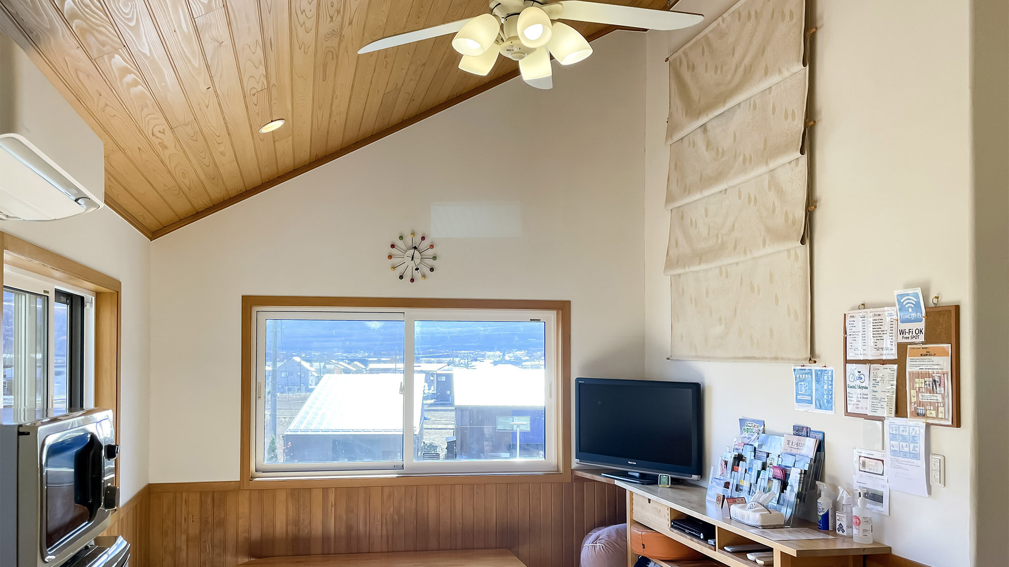 ・【リビング】大きな窓のおかげで日当たりも良好です