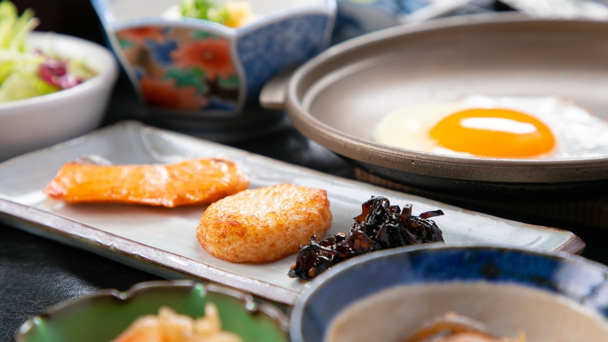【ご朝食一例】身体にやさしい、ほかほかの和朝食。一日の始まりに宮崎の「美味しい」が詰まったご朝食を