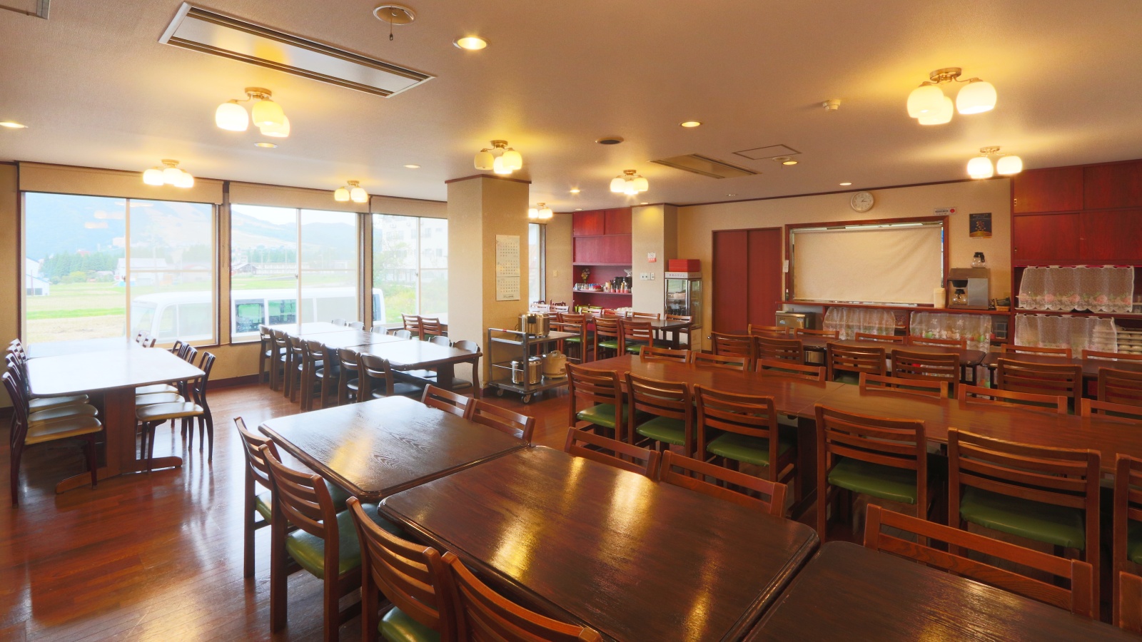 【ダイニング】大人数でもみんな一緒にお食事を楽しめます