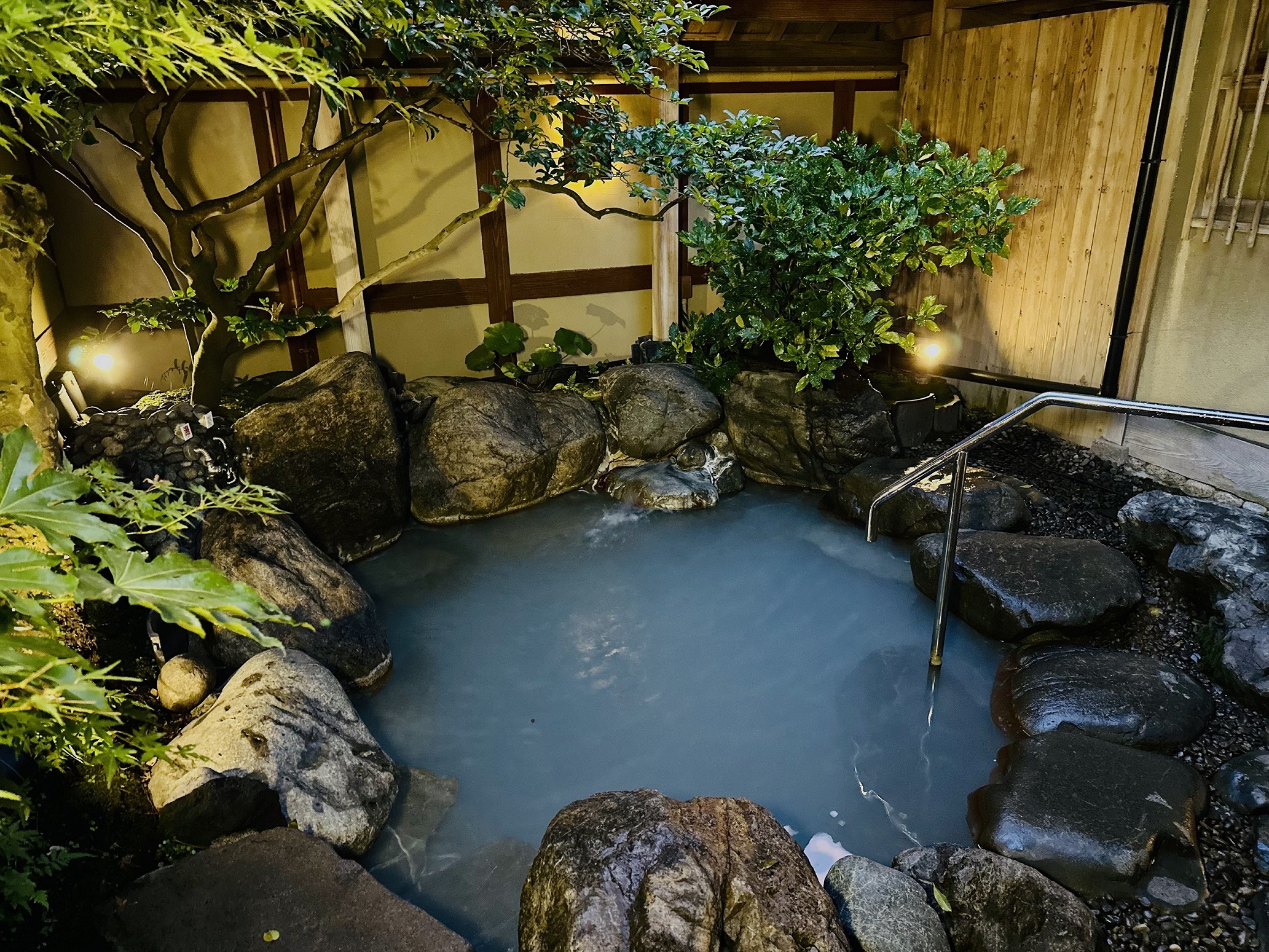 離れ　瑠璃山　岩の湯