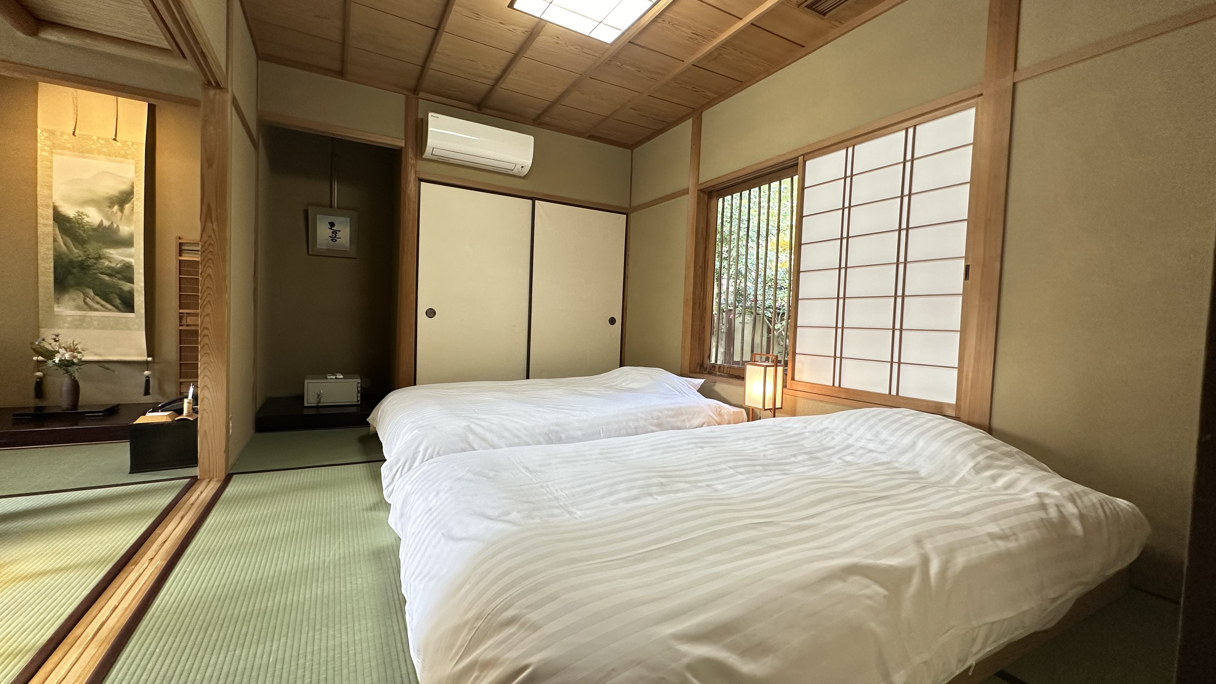 離れ　瑠璃山　客室ベッド