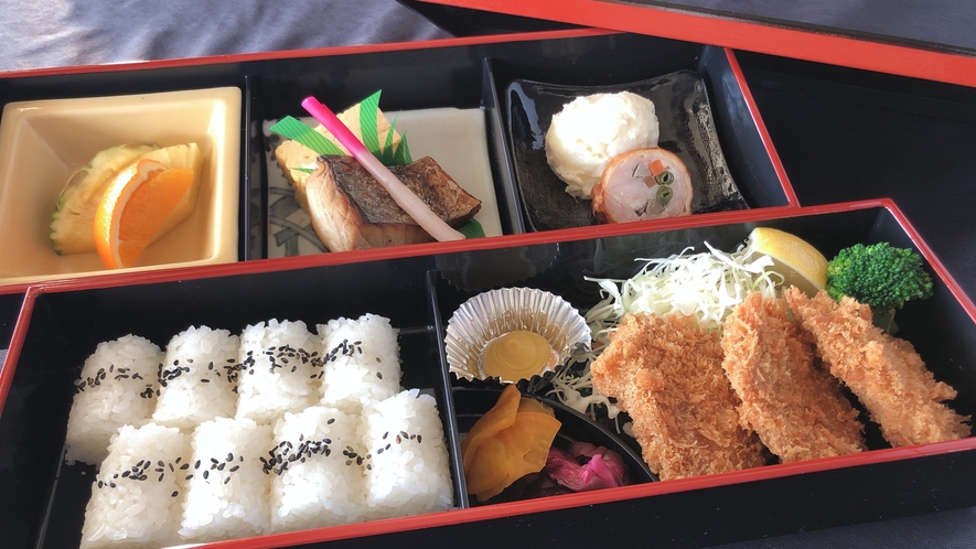 【夕食付◆部屋食でおまかせ弁当】周りを気にせずお部屋でゆったりお食事♪