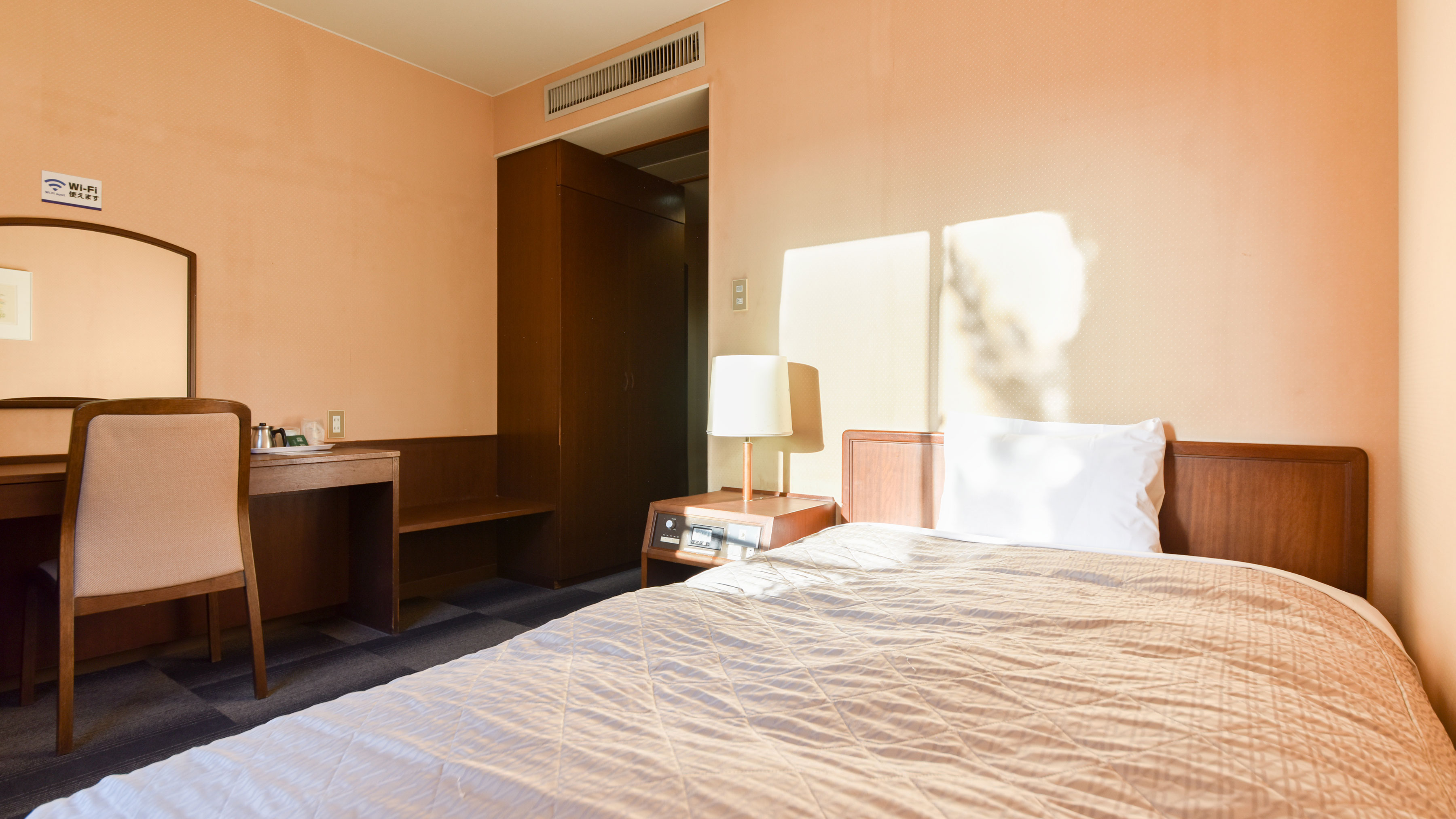 ＊部屋（シングル）／朝の光を浴びて気持ちよく起床、部屋はWi-Fiも完備しております。