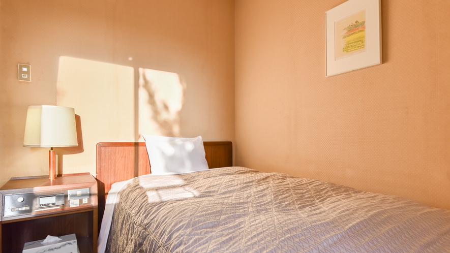 ＊部屋（シングル）／朝の光を浴びて気持ちよく起床、部屋はWi-Fiも完備しております。