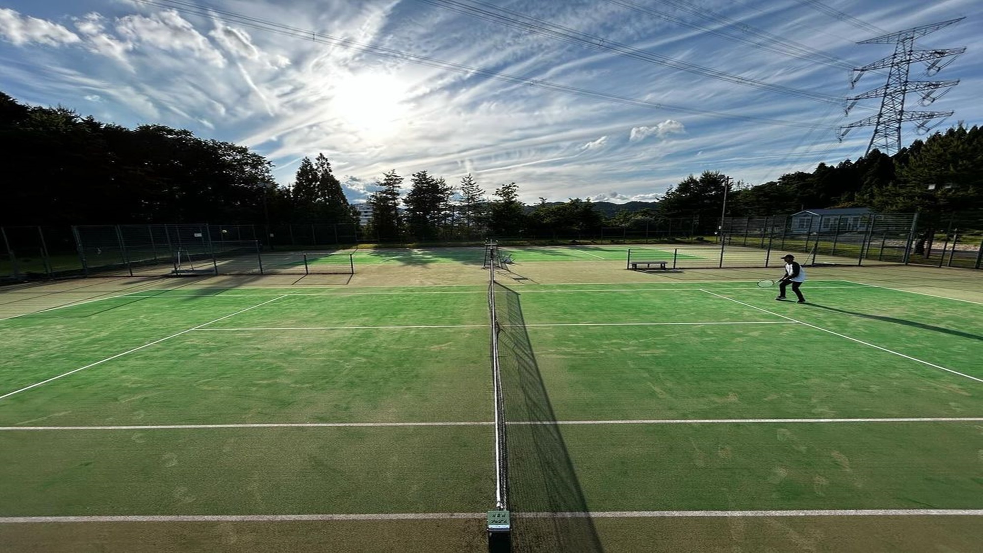 *【テニスコート】自然に囲まれた全天候型テニスコート