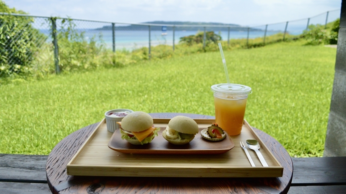 【お部屋で朝ごはん】琉球畳のお部屋で海を眺めてのんびりルームサービス朝食付
