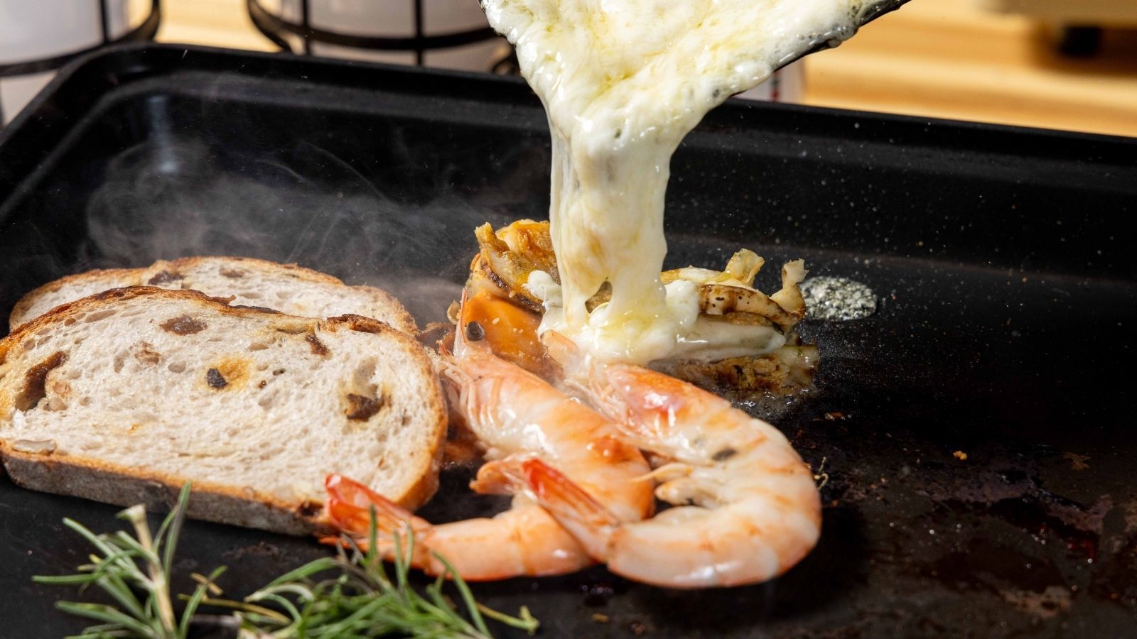 【3種のチーズ＆ワインBBQ】ラクレットなど3種のチーズにあう白ワインをプレゼント＜1泊2食付き＞